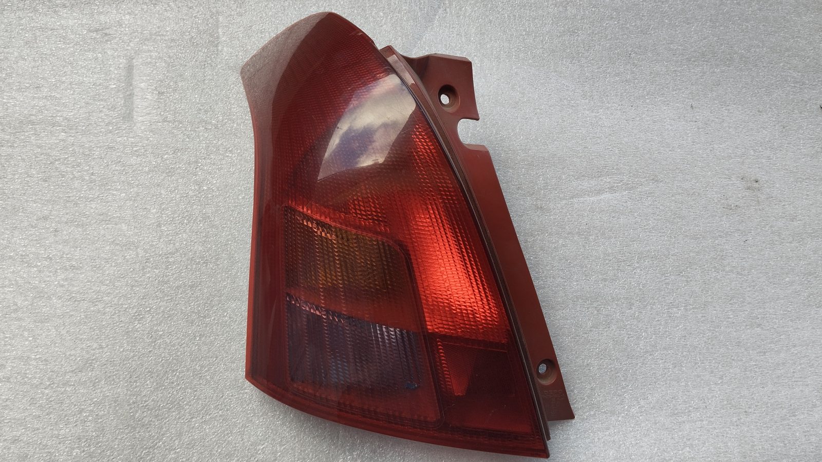 Suzuki Swift 2005-2007 bal hátsó lámpa 35670-62J00