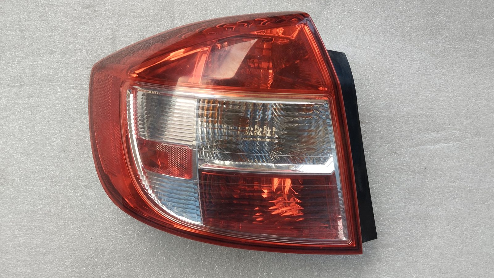 Suzuki SX4 Sedan bal hátsó lámpa 2006–2013 – 35670-80J60