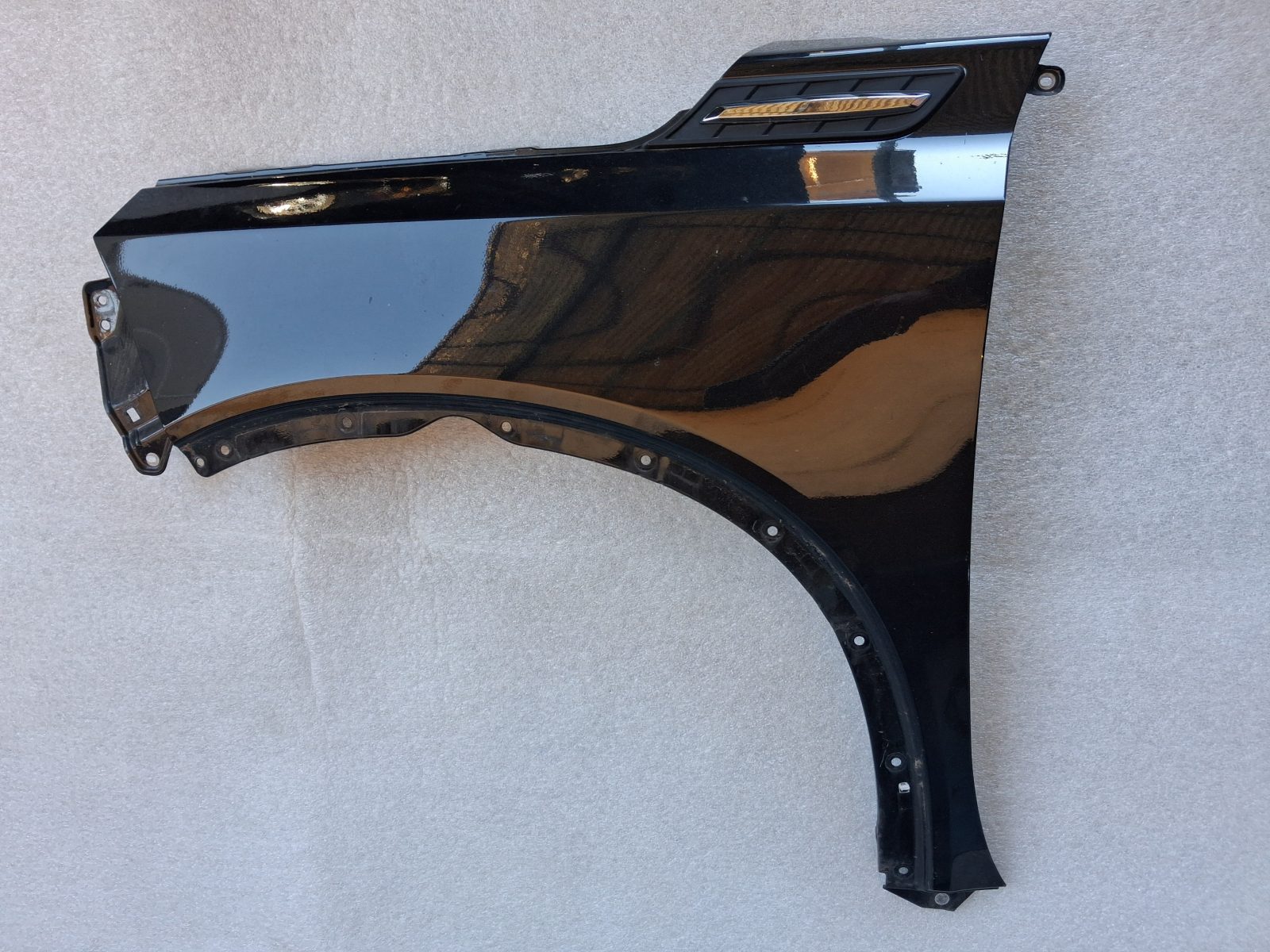 Suzuki Vitara LY bal első sárvédő 2015-től – 57711-54P10