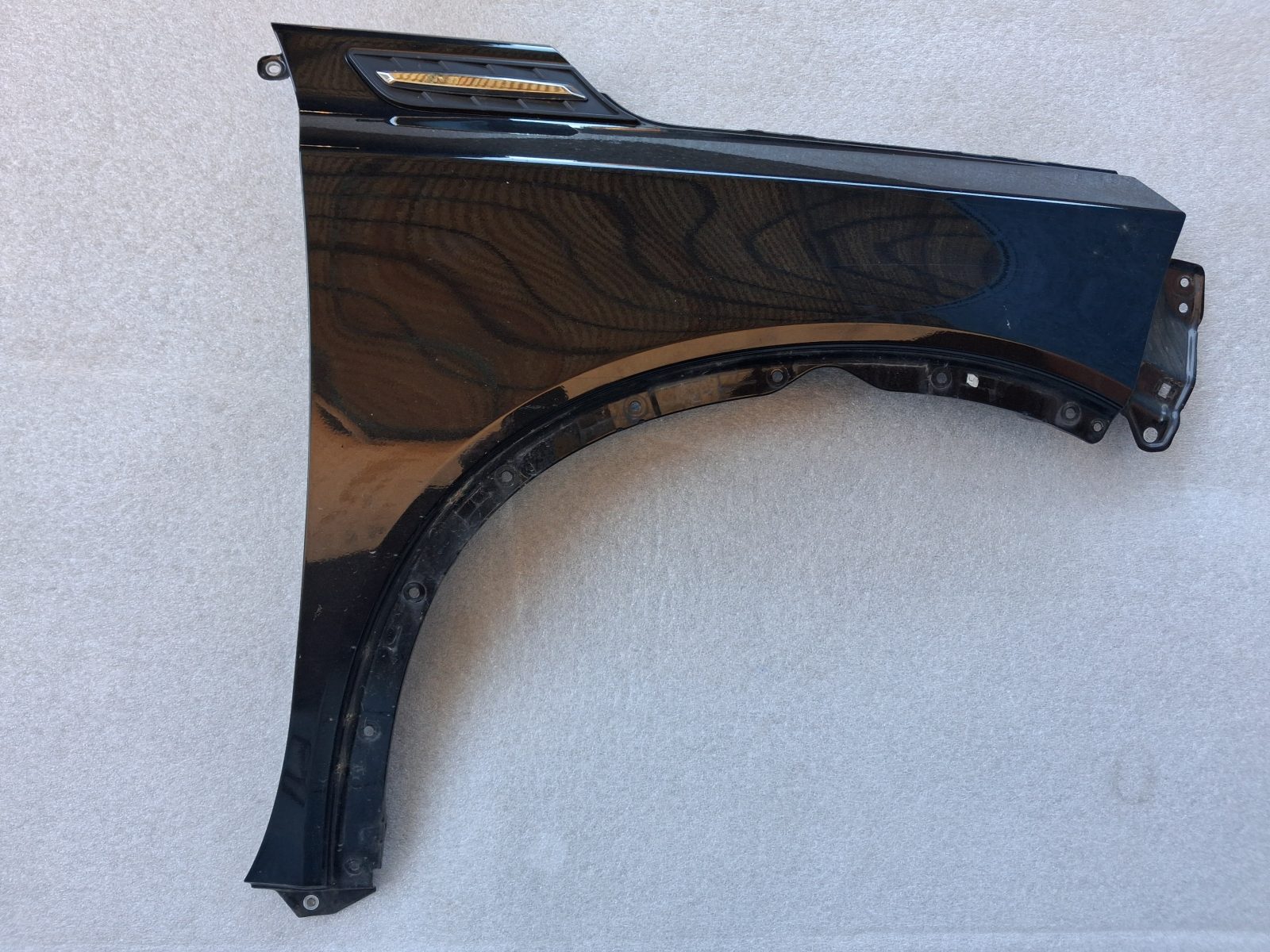 Suzuki Vitara LY jobb első sárvédő, irányjelző nélküli  57611-54P10