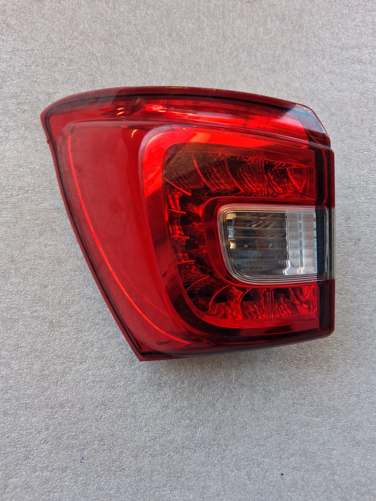 Suzuki SX4 S-Cross 2016–2021 bal hátsó LED lámpa 35670-64R00